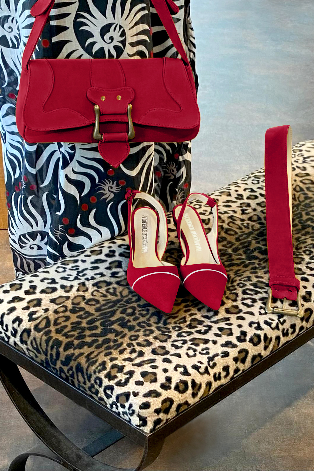 Dress small handbag in cardinal red leather - Worn view